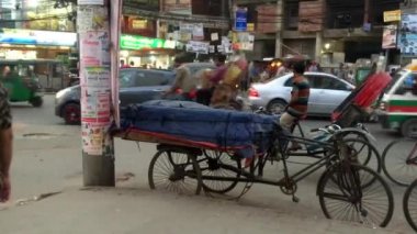 Bangladeş 'in başkenti Dhaka' nın Adabor ilçesindeki Halka Yolu 'nda kimliği belirsiz kişiler ve sokak trafiği Şubat 2019 dolaylarında gerçekleşti.