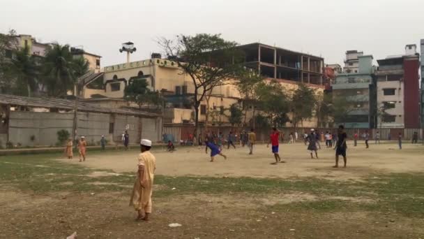 Niezidentyfikowane Dzieci Młodzież Placu Zabaw Dzielnicy Shyamoli Dhace Stolicy Bangladeszu — Wideo stockowe