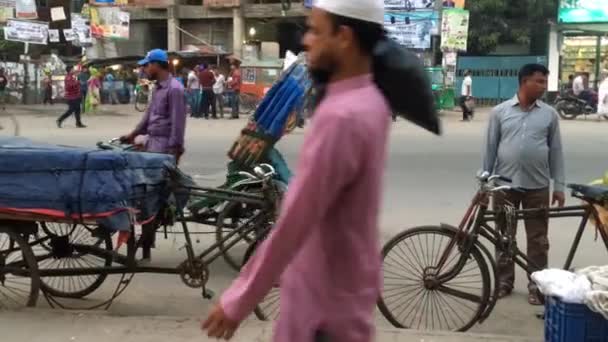 Oidentifierade Personer Och Gatutrafik Vid Ring Road Adabor Distriktet Dhaka — Stockvideo