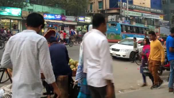 Oidentifierade Personer Och Gatutrafik Vid Ring Road Adabor Distriktet Dhaka — Stockvideo