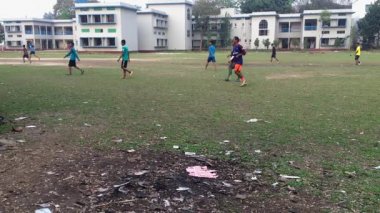 Bangladeş 'in başkenti Dhaka' daki Dhaka Residential Model College 'da futbol oynayan kimliği belirsiz öğrenciler, takriben Şubat 2019