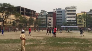Bangladeş 'in başkenti Dhaka' nın Shyamoli bölgesindeki RA çocuk parkında kimliği belirsiz çocuklar ve gençler.