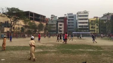 Bangladeş 'in başkenti Dhaka' nın Shyamoli bölgesindeki RA çocuk parkında kimliği belirsiz çocuklar ve gençler.
