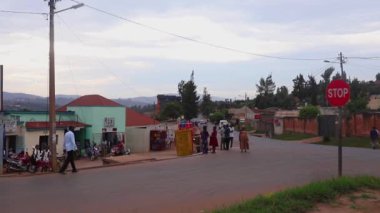 Doğu Afrika, Ruanda 'nın başkenti Kigali' nin Kicukiro ilçesinde yaklaşık Mart 2019 'da trafik vardı.