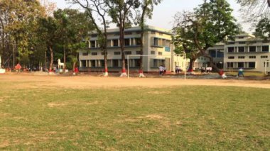 Bangladeş 'in başkenti Muhammed Dhaka' daki Dhaka Residential Model College kampüsündeki öğrenciler yaklaşık olarak Şubat 2019 'da ölmüştür. Bangladeş 'teki en büyük devlet okuludur..
