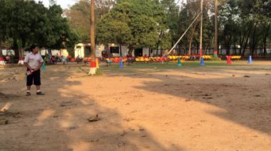 Bangladeş 'in başkenti Muhammed Dhaka' daki Dhaka Konut Model Koleji 'nde genç öğrencilerin faaliyetleri yaklaşık olarak Şubat 2019' da başladı..