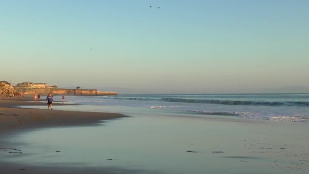 Pessoas Não Identificadas Twin Lakes Beach Porto Santa Cruz Pôr — Vídeo de Stock