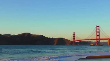 Golden Gate Köprüsü Baker Sahili 'nden gün batımında, San Francisco, Kaliforniya, ABD.