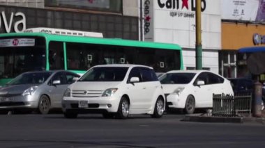 Moğolistan 'ın başkenti Ulaanbaatar' da sokak trafiği, yaklaşık Mart 2019