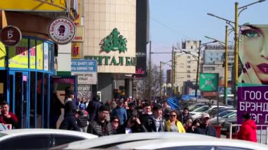 Moğolistan 'ın başkenti Ulaanbaatar' da sokak trafiği, yaklaşık Mart 2019