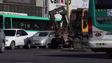Moğolistan 'ın başkenti Ulaanbaatar' da sokak trafiği, yaklaşık Mart 2019