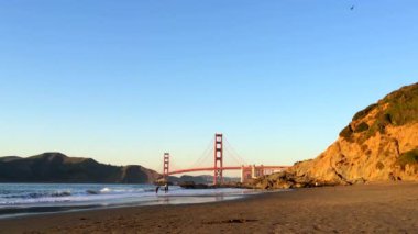 Golden Gate Köprüsü Baker Sahili 'nden gün batımında, San Francisco, Kaliforniya, ABD