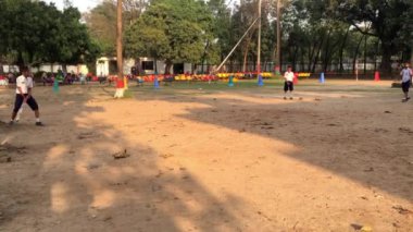 Bangladeş 'in başkenti Muhammed Dhaka' daki Dhaka Konut Model Koleji 'nde genç öğrencilerin faaliyetleri yaklaşık olarak Şubat 2019' da başladı..