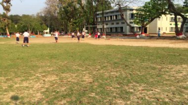 Bangladeş 'in başkenti Muhammed Dhaka' daki Dhaka Konut Model Koleji 'nde genç öğrencilerin faaliyetleri yaklaşık olarak Şubat 2019' da başladı..