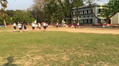 Bangladeş 'in başkenti Muhammed Dhaka' daki Dhaka Konut Model Koleji 'nde genç öğrencilerin faaliyetleri yaklaşık olarak Şubat 2019' da başladı..