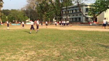 Bangladeş 'in başkenti Muhammed Dhaka' daki Dhaka Konut Model Koleji 'nde genç öğrencilerin faaliyetleri yaklaşık olarak Şubat 2019' da başladı..