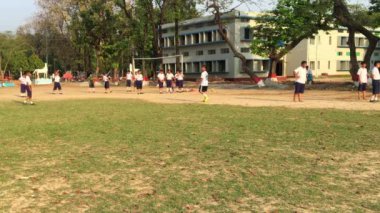 Bangladeş 'in başkenti Muhammed Dhaka' daki Dhaka Konut Model Koleji 'nde genç öğrencilerin faaliyetleri yaklaşık olarak Şubat 2019' da başladı..