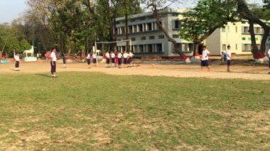 Bangladeş 'in başkenti Muhammed Dhaka' daki Dhaka Konut Model Koleji 'nde genç öğrencilerin faaliyetleri yaklaşık olarak Şubat 2019' da başladı..