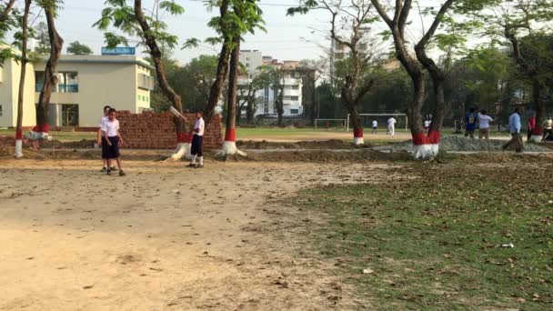 Νέοι Φοιτητές Δραστηριοποιούνται Εξωτερικούς Χώρους Στο Dhaka Residential Model College — Αρχείο Βίντεο