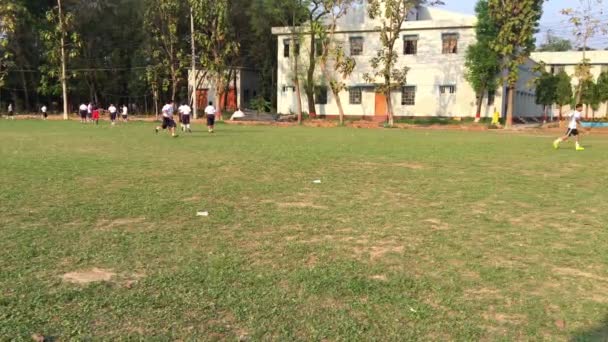 Activiteiten Voor Jonge Studenten Buiten Het Dhaka Residential Model College — Stockvideo