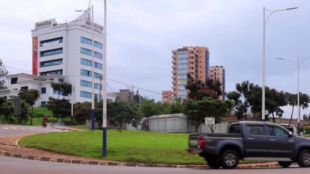 2019年3月の東アフリカのルワンダの首都キガリ市内中心部への道路交通 — ストック動画