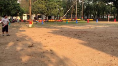 Bangladeş 'in başkenti Muhammed Dhaka' daki Dhaka Konut Model Koleji 'nde genç öğrencilerin faaliyetleri yaklaşık olarak Şubat 2019' da başladı..