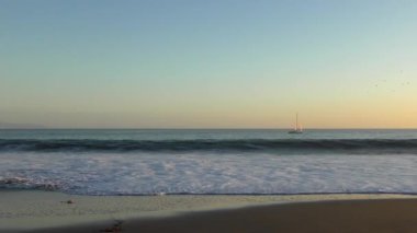 Günbatımında Twin Lakes Beach 'ten denize açılan yatlar, Santa Cruz, Kaliforniya, ABD, 2018