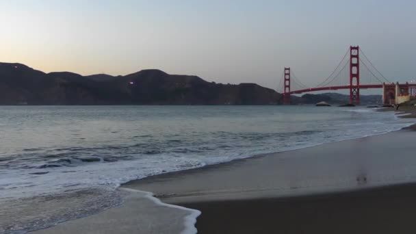 Most Golden Gate Jak Vidět Baker Beach Při Západu Slunce — Stock video