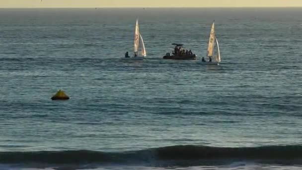 Segling Yachter Sett Utifrån Twin Lakes Beach Vid Solnedgången Santa — Stockvideo