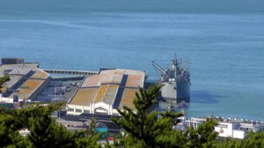 Rıhtım 45 ve SS Jeremiah OBrien Özgürlük gemisi San Francisco, Kaliforniya 'daki Telegraph Hill' deki Coit Kulesi 'nden görüldü. Ekim 2018.