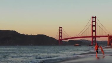 Golden Gate Köprüsü gün batımında Baker Sahili 'nden, San Francisco, California, ABD, 2018
