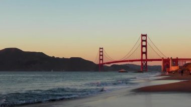 Golden Gate Köprüsü Baker Sahili 'nden gün batımında, San Francisco, Kaliforniya, ABD