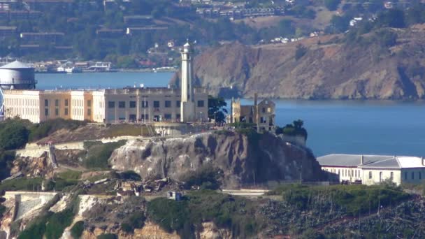 米国カリフォルニア州サンフランシスコのテレグラフ ヒルから見られるアルカトラズ島 2018 — ストック動画