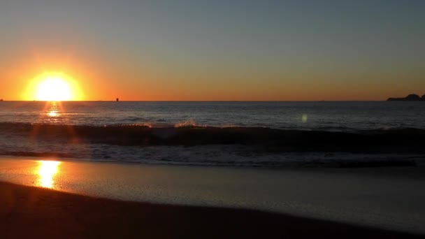 Lindo Pôr Sol Colorido Sobre Ondas Salpicantes Mar — Vídeo de Stock