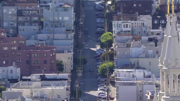 2018年10月前后 从加利福尼亚旧金山的Telegraph Hill看到的费尔伯特街的不明身份者和街道交通情况 — 图库视频影像