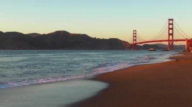 Golden Gate Köprüsü Baker Sahili 'nden gün batımında, San Francisco, Kaliforniya, ABD.