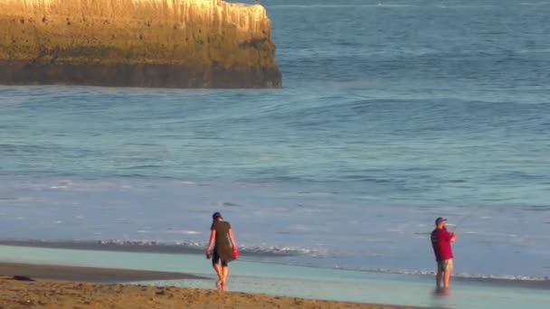 Unbekannte Twin Lakes Beach Hafen Von Santa Cruz Bei Sonnenuntergang — Stockvideo
