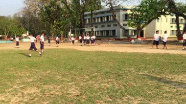 Bangladeş 'in başkenti Muhammed Dhaka' daki Dhaka Konut Model Koleji 'nde genç öğrencilerin faaliyetleri yaklaşık olarak Şubat 2019' da başladı..