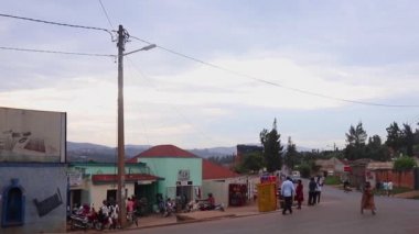 Doğu Afrika, Ruanda 'nın başkenti Kigali' nin Kicukiro ilçesinde yaklaşık Mart 2019 'da trafik vardı.