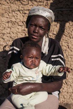 MBABANE, SWAZILAND - 30 Temmuz 2008 'de Mbabane, Svaziland' da kimliği belirlenemeyen Swazi bir annenin çocuğuyla portresi.