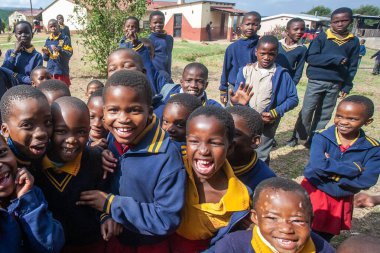 Tanımlanamayan Swazi çocukları 29 Temmuz 2008 'de Svaziland' daki Domuzlar Tepesi 'ndeki Nasıralı Misyon Okulu' nda.