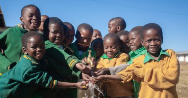 MBABANE, SWAZILAND- 30 HAZİRAN 2008: Swazi erkeklerinin su kolunun yakınındaki tanımlanamayan görüntüsü 
