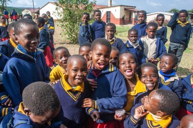 Tanımlanamayan Swazi çocukları 29 Temmuz 2008 'de Svaziland' daki Domuzlar Tepesi 'ndeki Nasıralı Misyon Okulu' nda.