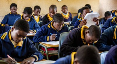 PIGGS PEAK, SWAZILAND-29 Temmuz 2008: Nazarene Misyon Okulu, Domuzlar Tepesi, Svaziland 'da kimliği belirsiz yetim öğrenciler.