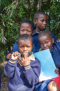 Tanımlanamayan Swazi çocukları 29 Temmuz 2008 'de Svaziland' daki Domuzlar Tepesi 'ndeki Nasıralı Misyon Okulu' nda.