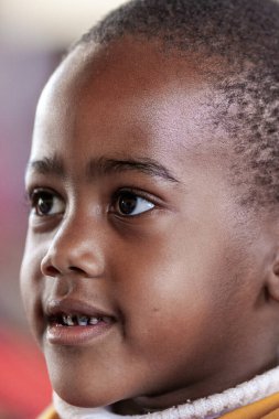 Tanımlanamayan Swazi çocukları 29 Temmuz 2008 'de Svaziland' daki Domuzlar Tepesi 'ndeki Nasıralı Misyon Okulu' nda