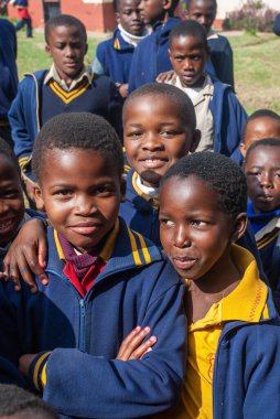 Tanımlanamayan Swazi çocukları 29 Temmuz 2008 'de Svaziland' daki Domuzlar Tepesi 'ndeki Nasıralı Misyon Okulu' nda.