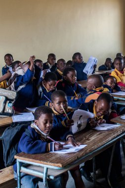 Tanımlanamayan Swazi çocukları 29 Temmuz 2008 'de Svaziland' daki Domuzlar Tepesi 'ndeki Nasıralı Misyon Okulu' nda.