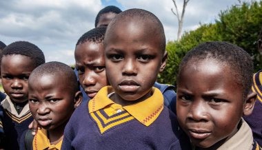 Tanımlanamayan Swazi çocukları 29 Temmuz 2008 'de Svaziland' daki Domuzlar Tepesi 'ndeki Nasıralı Misyon Okulu' nda.