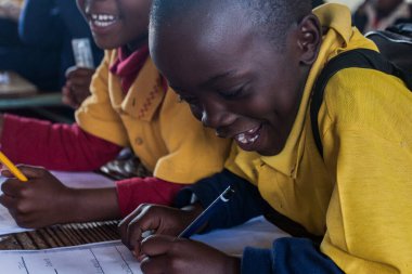 Tanımlanamayan Swazi çocukları 29 Temmuz 2008 'de Svaziland' daki Domuzlar Tepesi 'ndeki Nasıralı Misyon Okulu' nda.